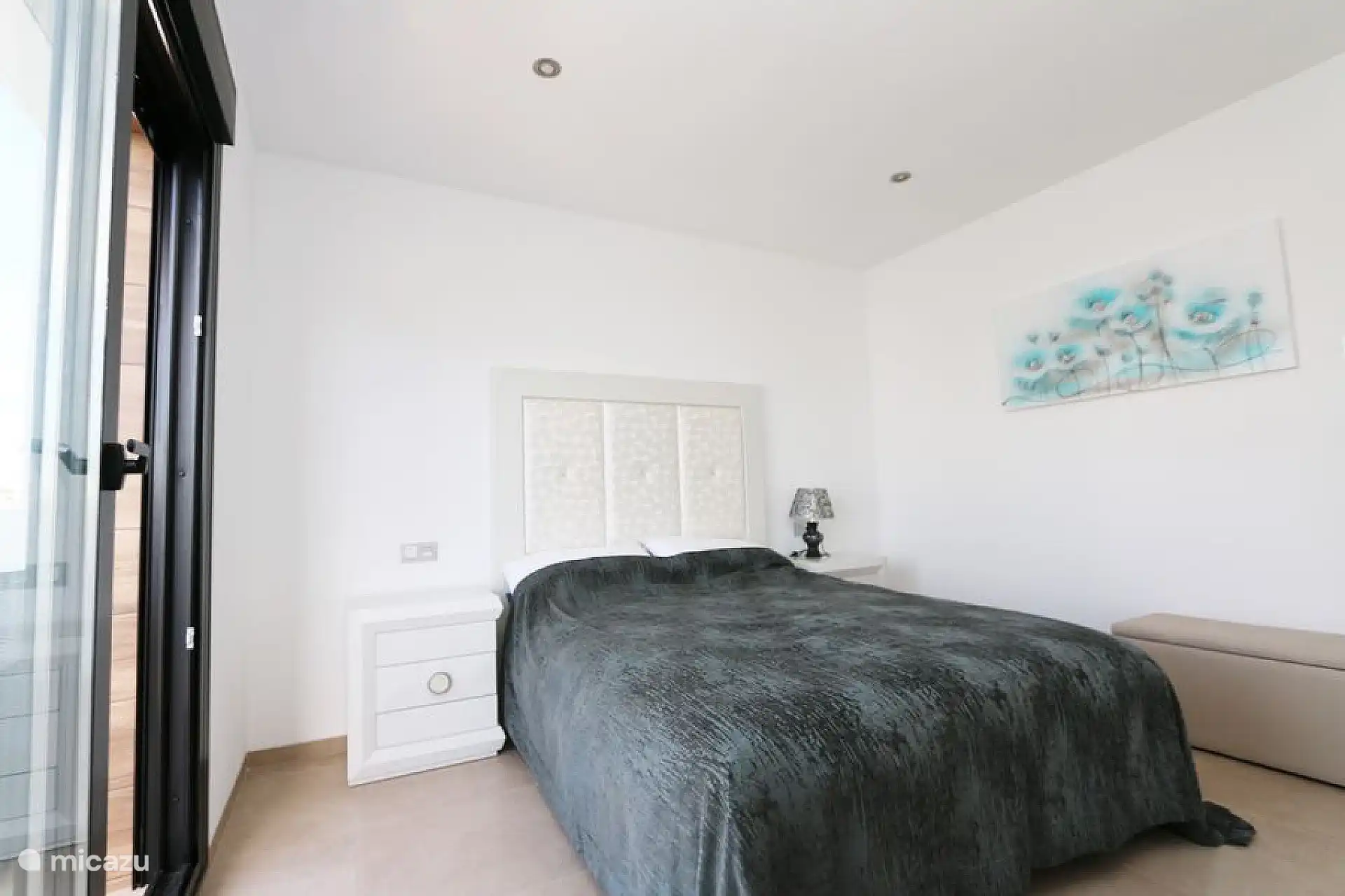 Dormitorio con cama doble