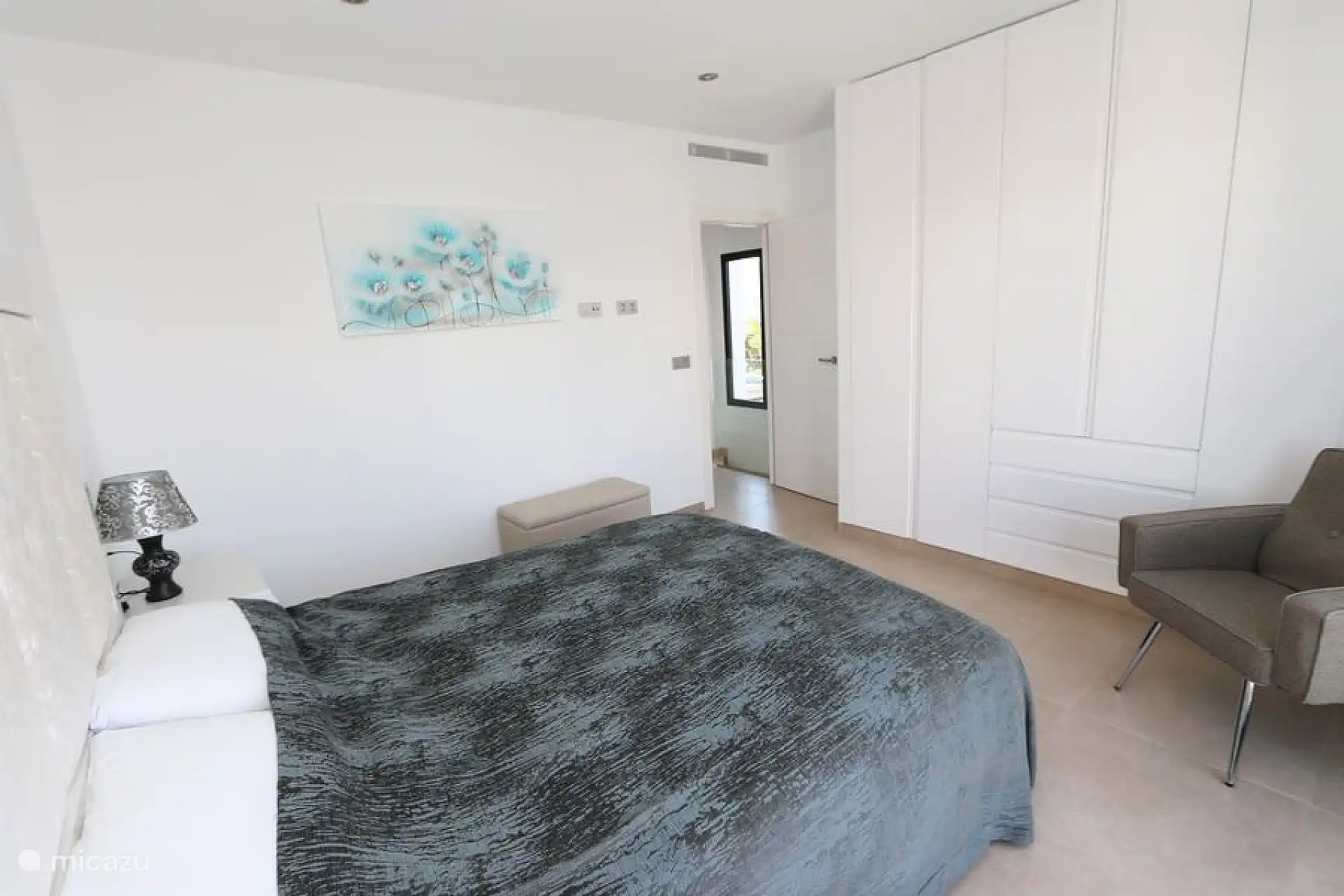 Dormitorio con cama doble