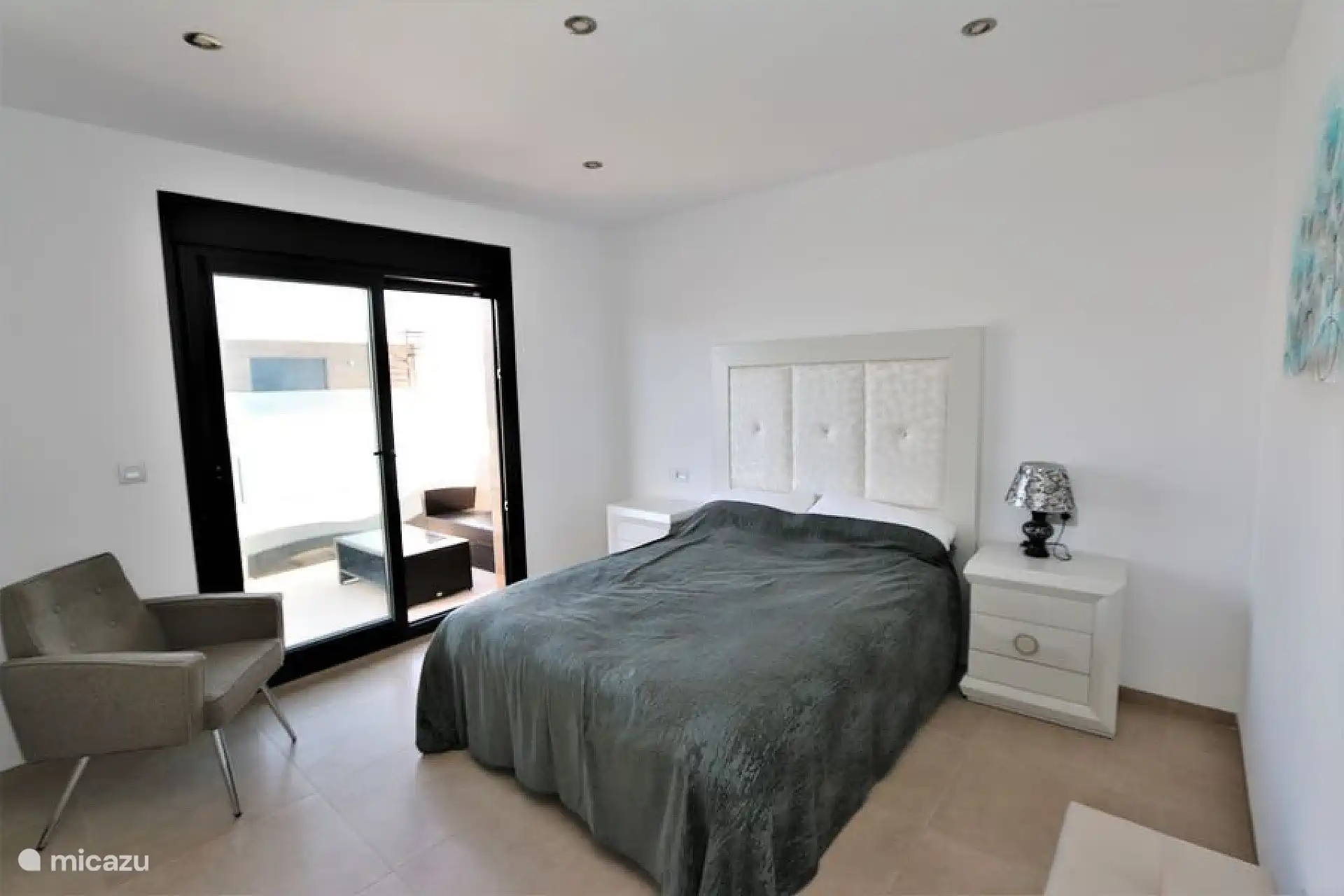 Dormitorio con cama doble