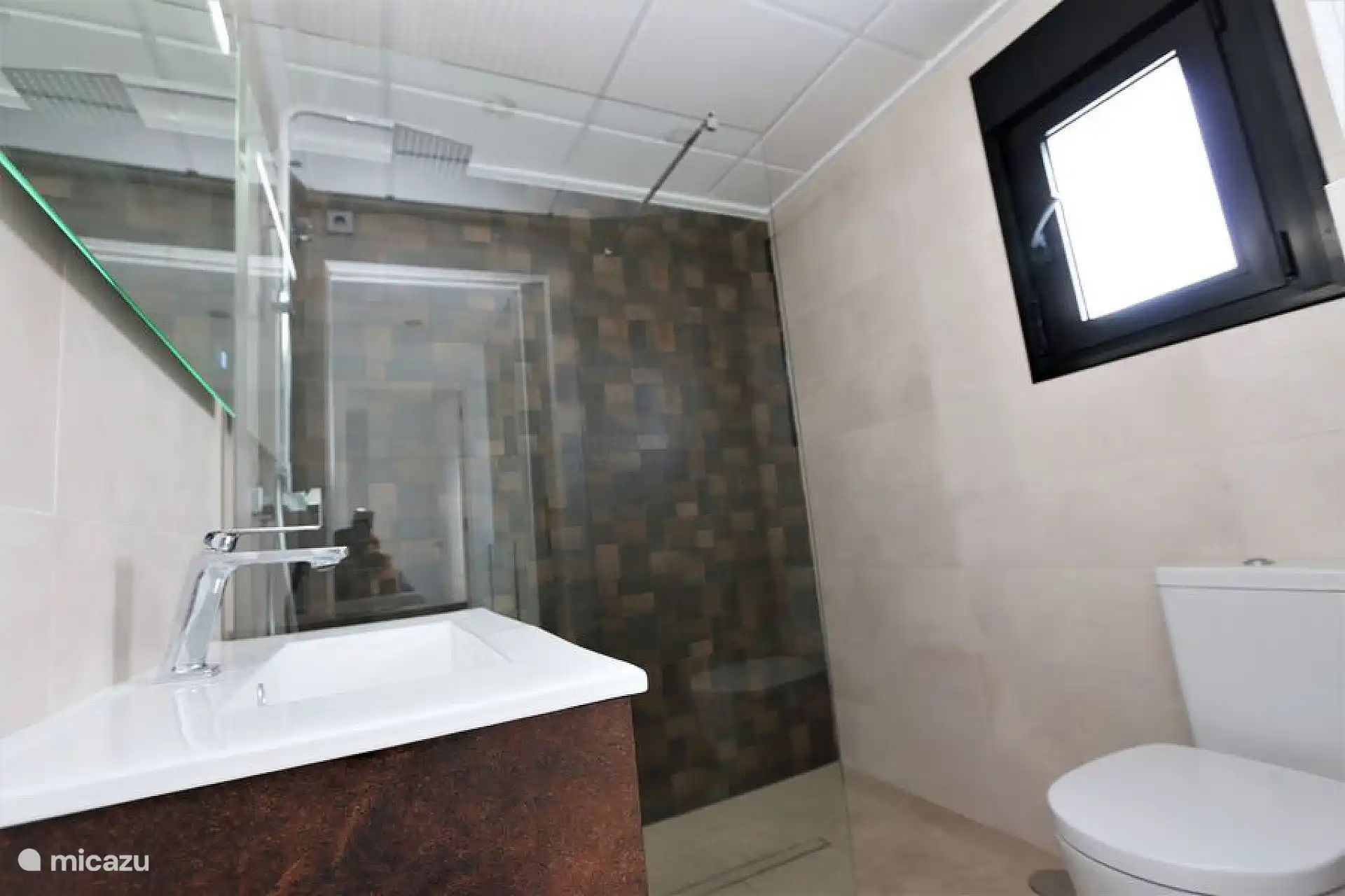 Cuarto de baño con ducha a ras de suelo