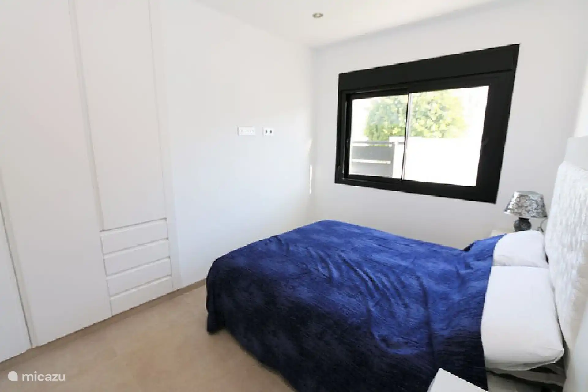 Dormitorio con cama doble