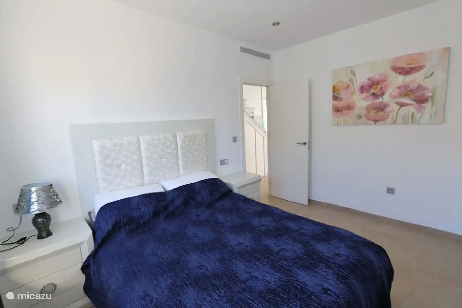 Dormitorio con cama doble