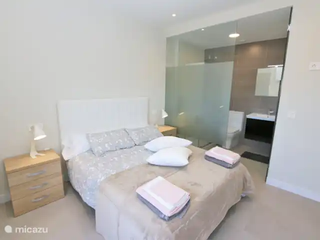 Location de Vacances Espagne, Murcia, San Pedro del Pinatar, appartement - Appartement avec vue mer au sud   Chambre avec lit double et salle de bain