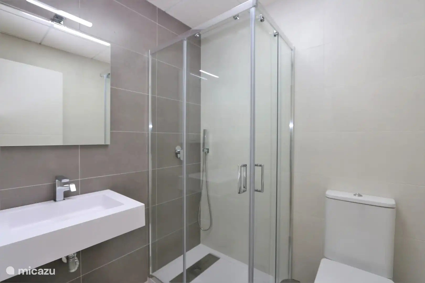 Badezimmer mit ebenerdiger Dusche