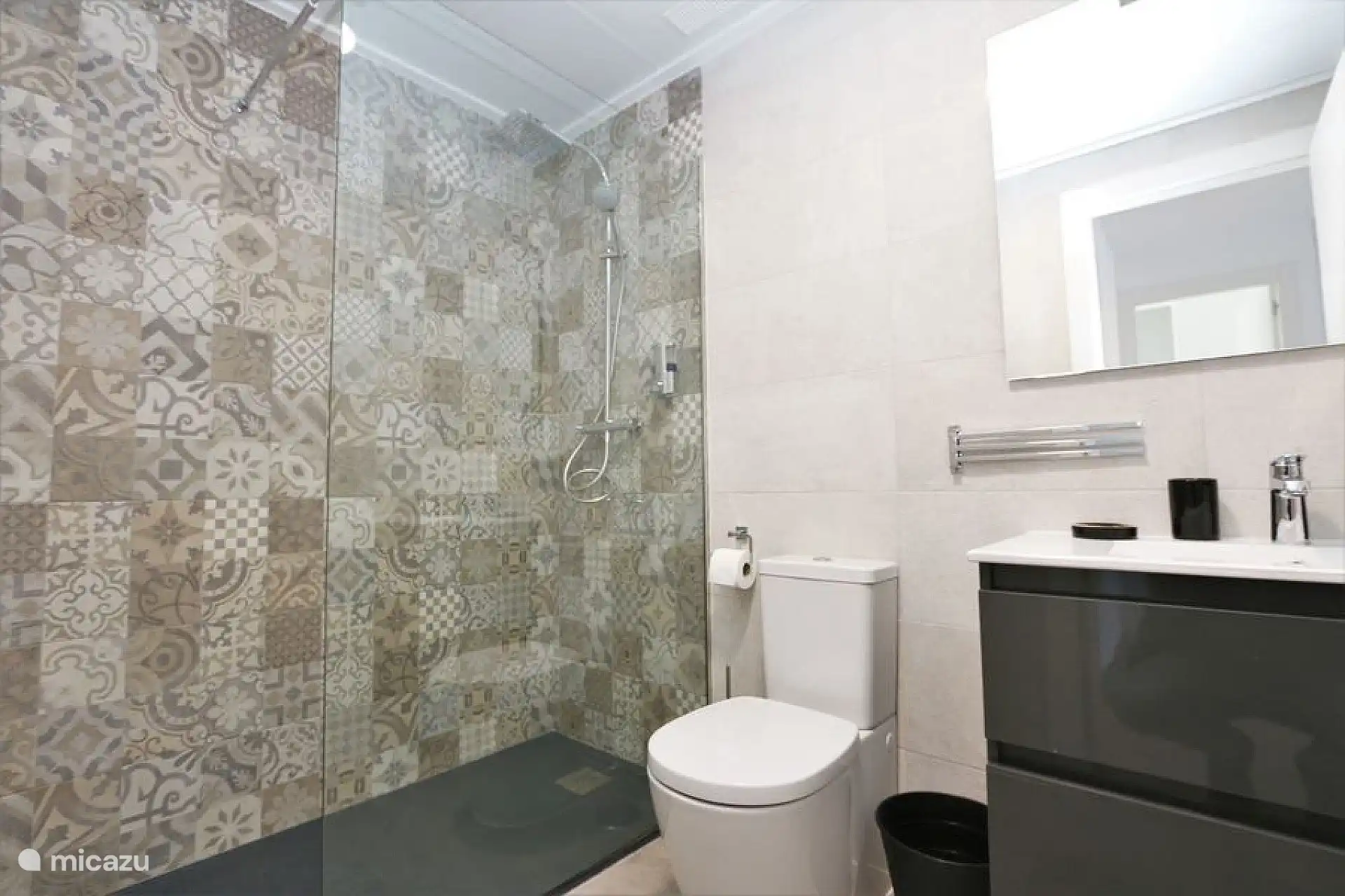 Badezimmer mit ebenerdiger Dusche