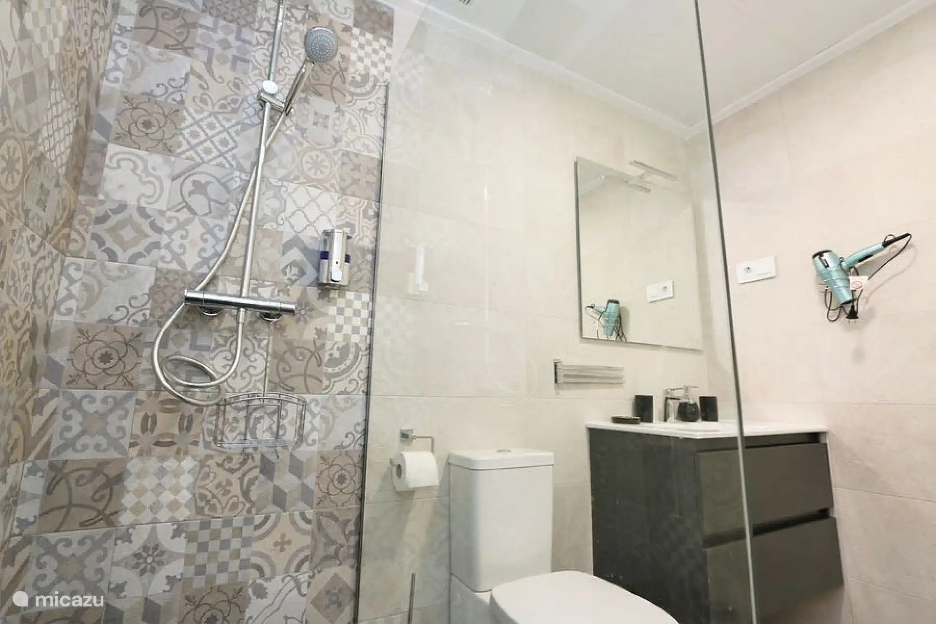 Badezimmer mit ebenerdiger Dusche