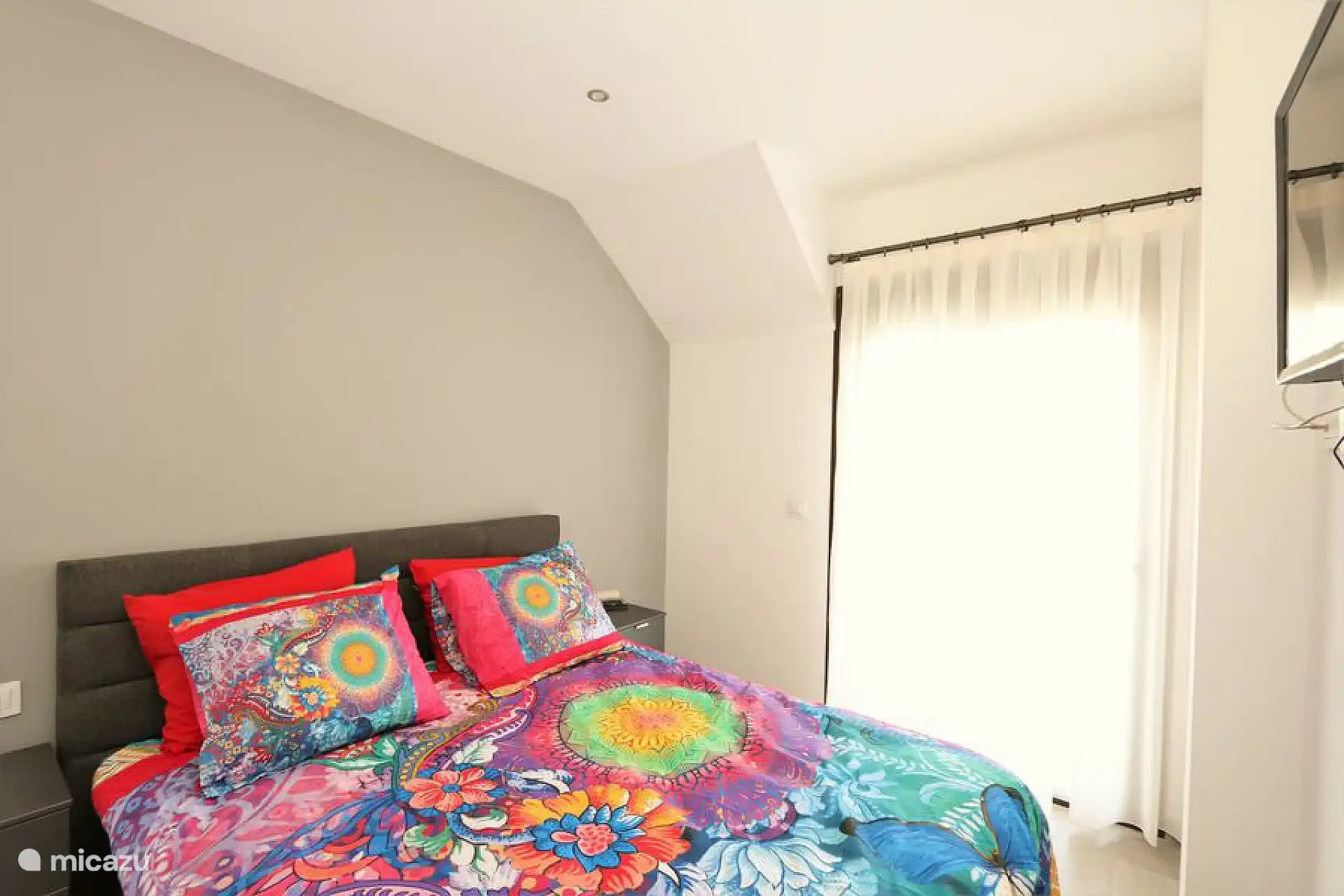 Schlafzimmer mit Doppelbett