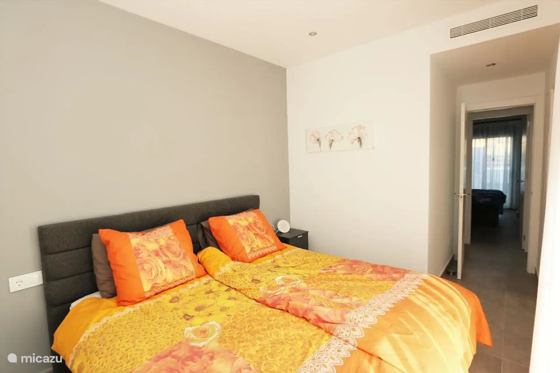 Schlafzimmer mit Doppelbett