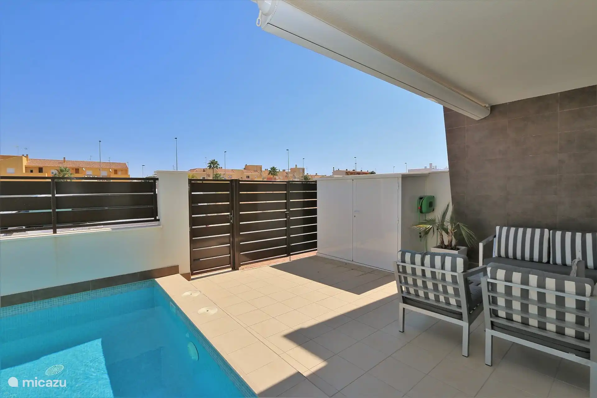 Vorgarten mit privatem Pool