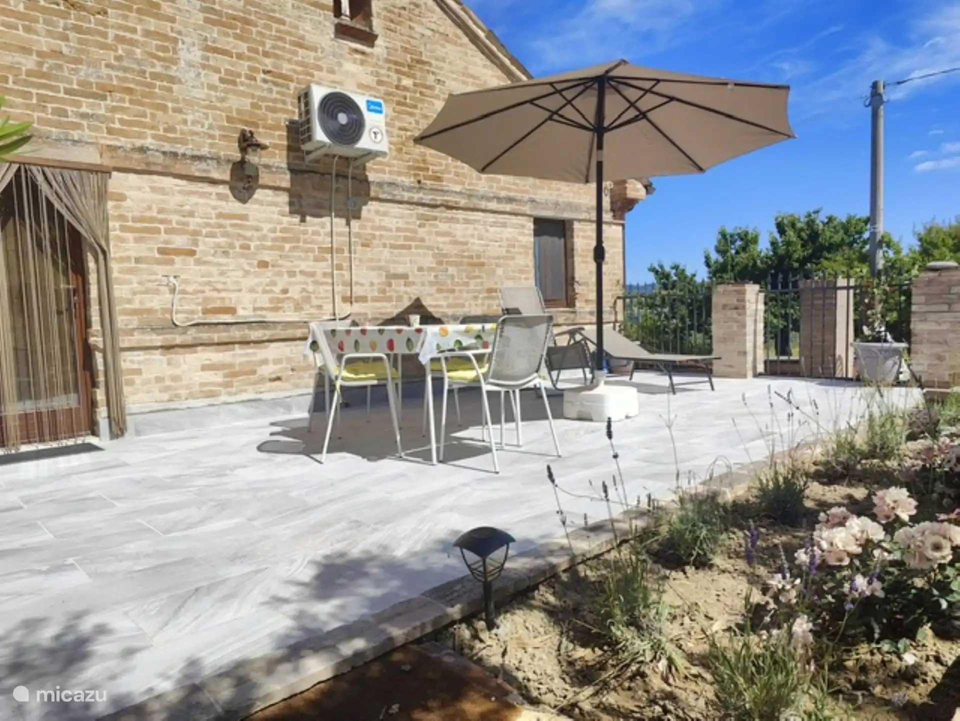 Nieuw terras met buitenmeubels en parasol