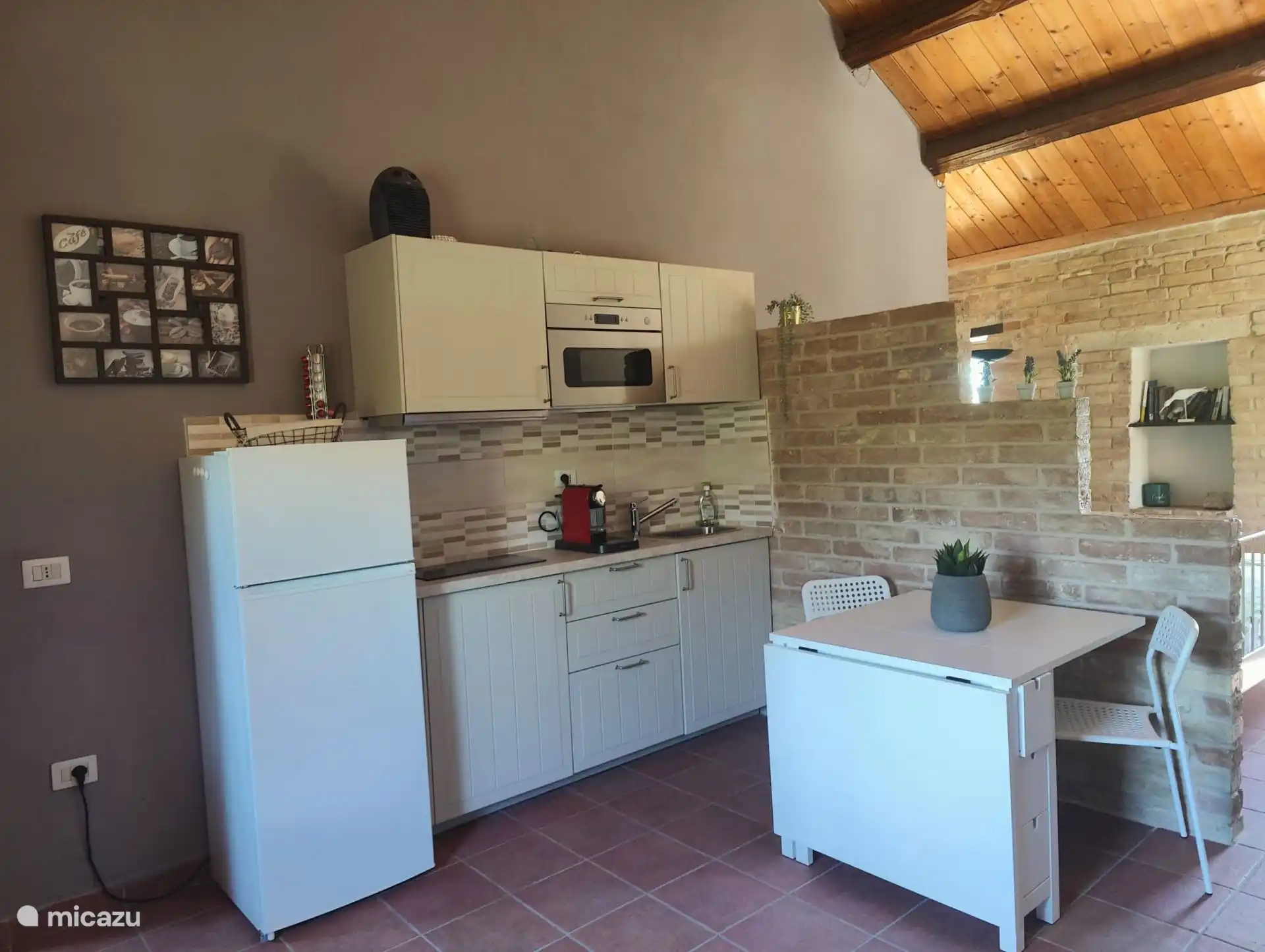 binnen eetruimte met volledig ingerichte keuken frigo met diepvries