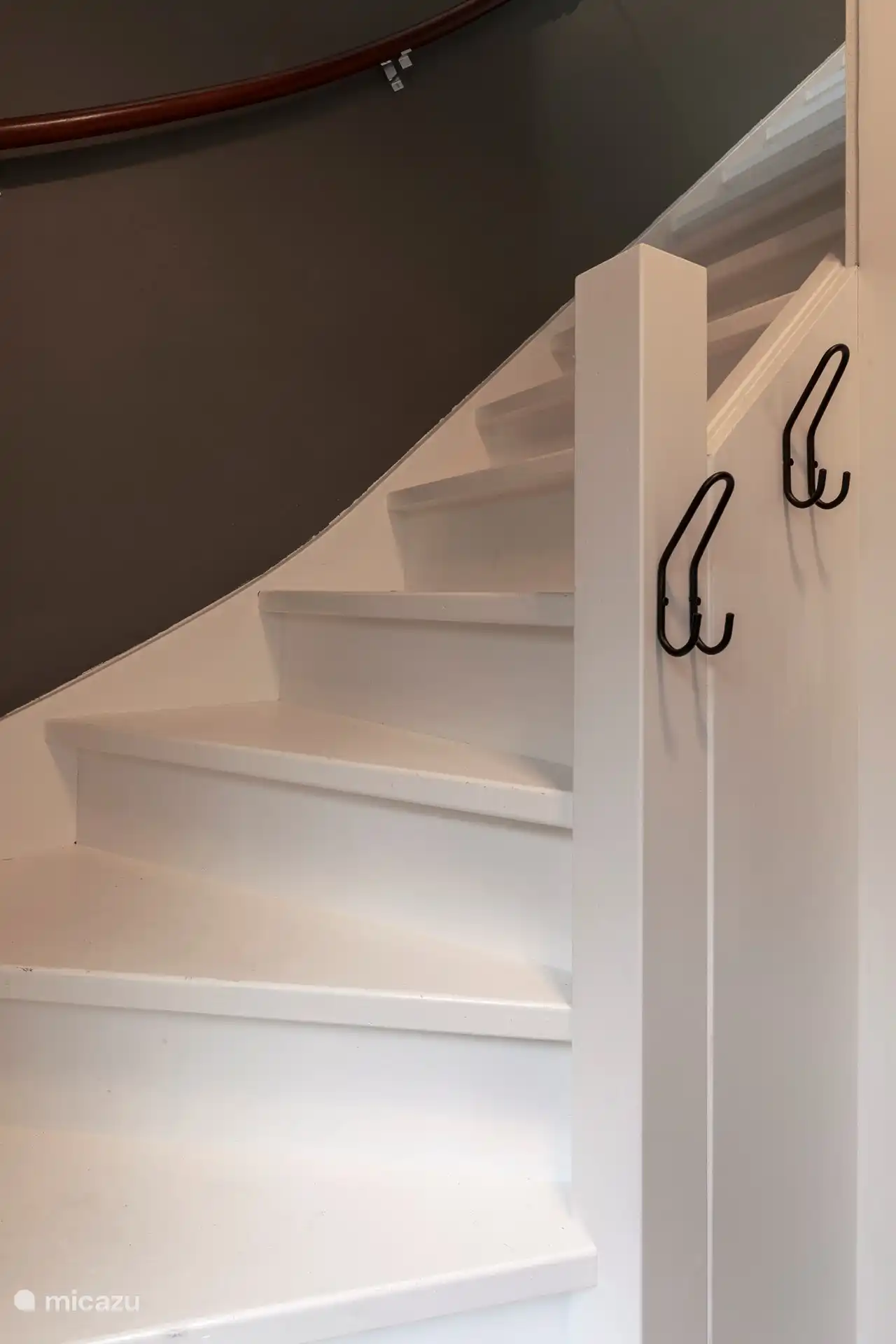 Die Treppe führt in den ersten Stock mit zwei Schlafzimmern und einem Badezimmer.