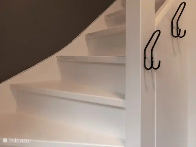 Petitville en Países Bajos, Utrecht, Zeist - casa paredada La escalera conduce a la primera planta con dos dormitorios y un baño.