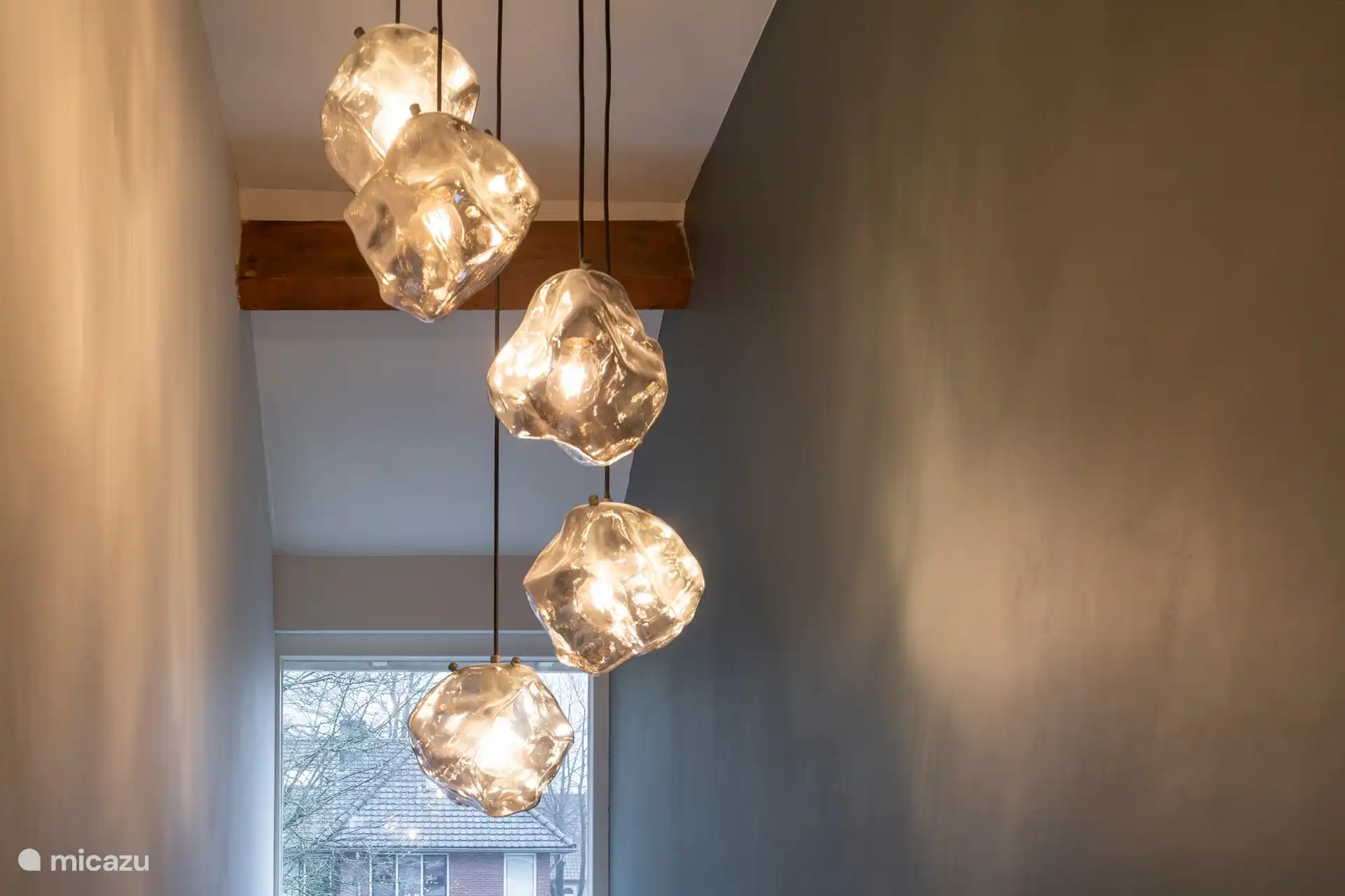 Die Lampe im Treppenhaus zum ersten Stock.