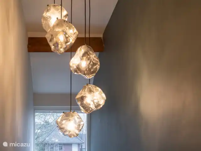 Petitville en Países Bajos, Utrecht, Zeist - casa paredada La lámpara en el hueco de la escalera al primer piso.