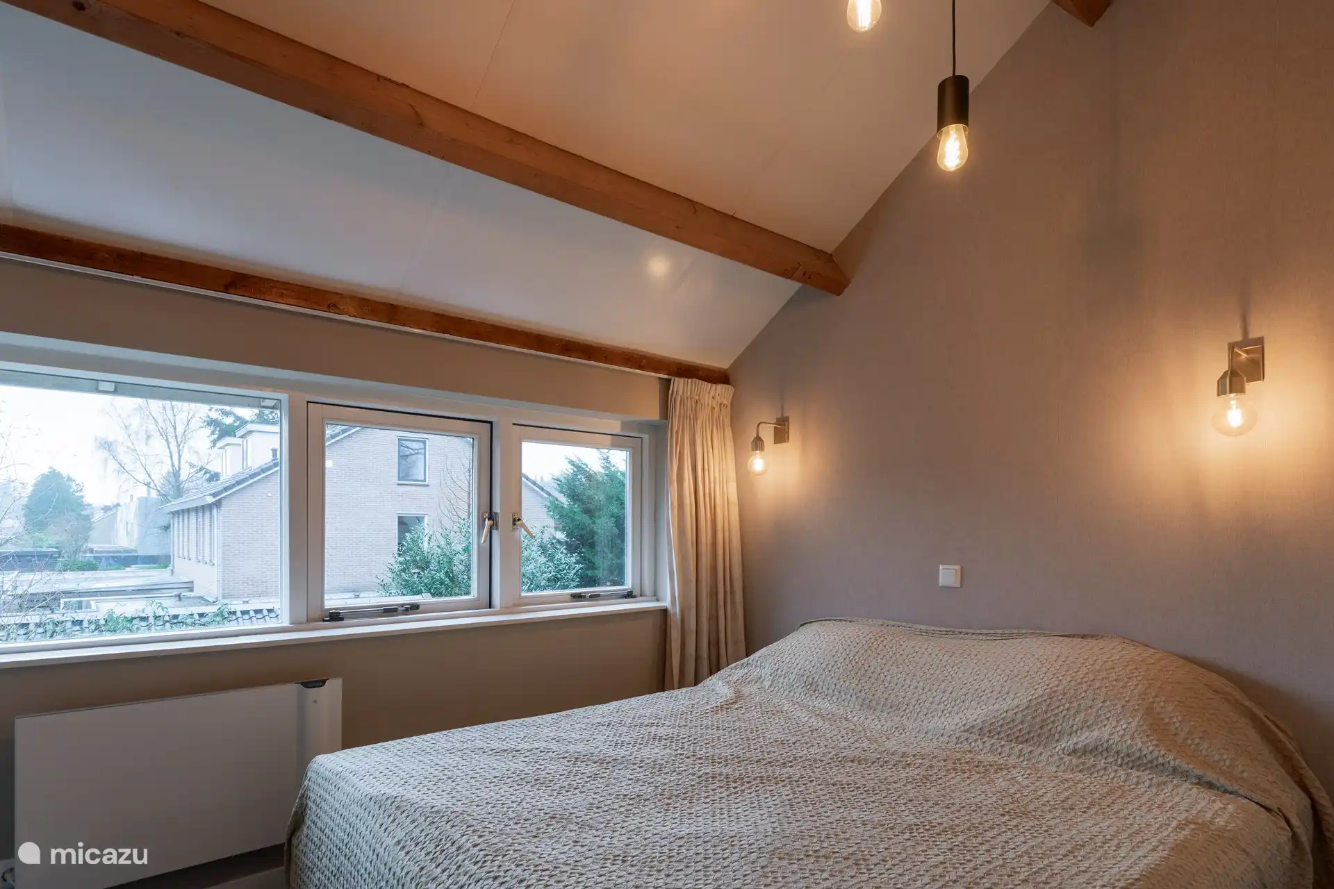 Das Schlafzimmer auf der Rückseite des Hauses verfügt über ein Doppelbett.