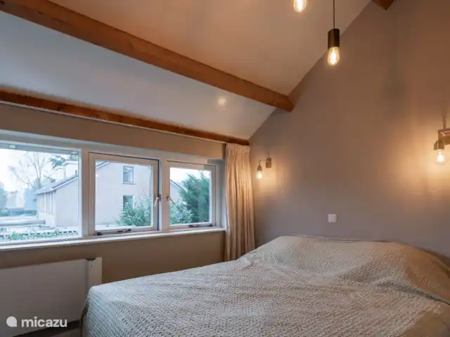 Petitville en Países Bajos, Utrecht, Zeist - casa paredada El dormitorio en la parte trasera de la casa tiene una cama doble.