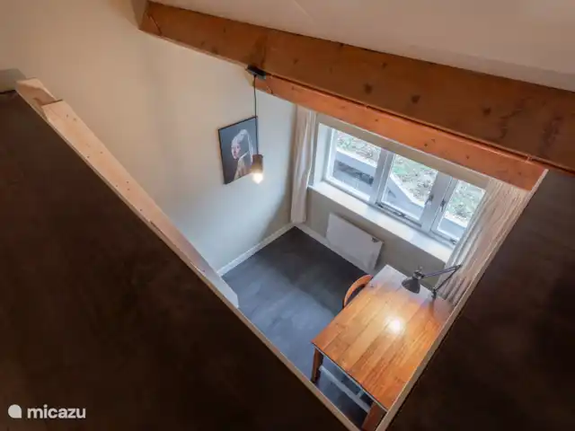 Petitville en Países Bajos, Utrecht, Zeist - casa paredada En la oficina en la parte delantera de la casa hay espacio para dos camas individuales. Uno de ellos se encuentra en la entreplanta a la que se accede con una escalera de madera.