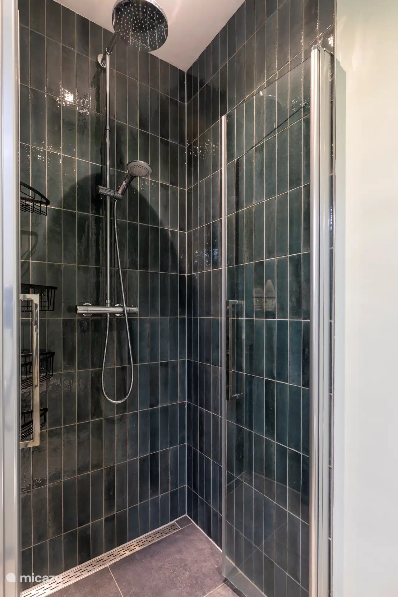 Das Badezimmer im ersten Stock verfügt über eine moderne Dusche.