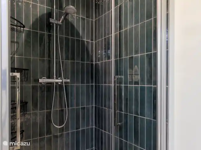 Petitville en Países Bajos, Utrecht, Zeist - casa paredada El cuarto de baño de la primera planta tiene una ducha moderna.