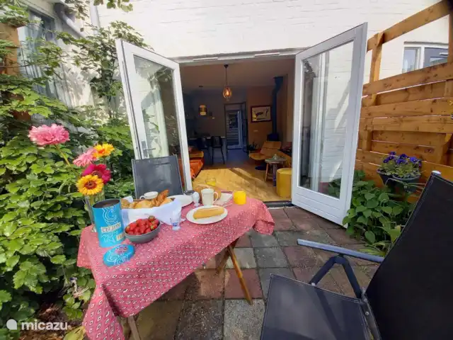 Petitville en Países Bajos, Utrecht, Zeist - casa paredada Las puertas del patio dan acceso al jardín.