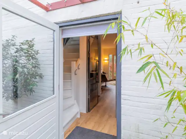 Petitville en Países Bajos, Utrecht, Zeist - casa paredada Después de la entrada a Petitville, se entra en un pequeño vestíbulo. Allí se encuentra el aseo y las escaleras de acceso a la primera planta.