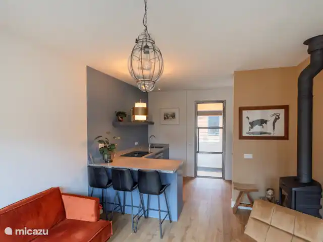 Petitville en Países Bajos, Utrecht, Zeist - casa paredada El recibidor y la cocina abierta están separados entre sí por una puerta de cristal.