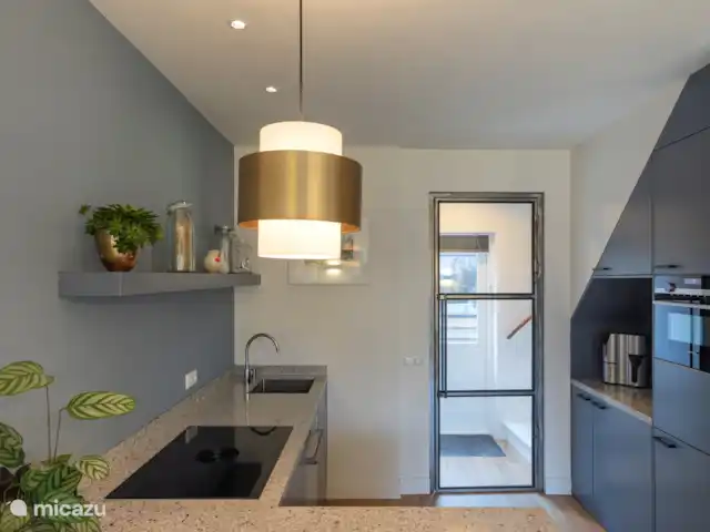 Petitville en Países Bajos, Utrecht, Zeist - casa paredada La cocina está equipada con una placa de inducción de cuatro fuegos, un frigorífico, un horno combinado, un lavavajillas y una lavadora. También se proporcionan electrodomésticos de cocina, como una cafetera y un hervidor eléctrico.
