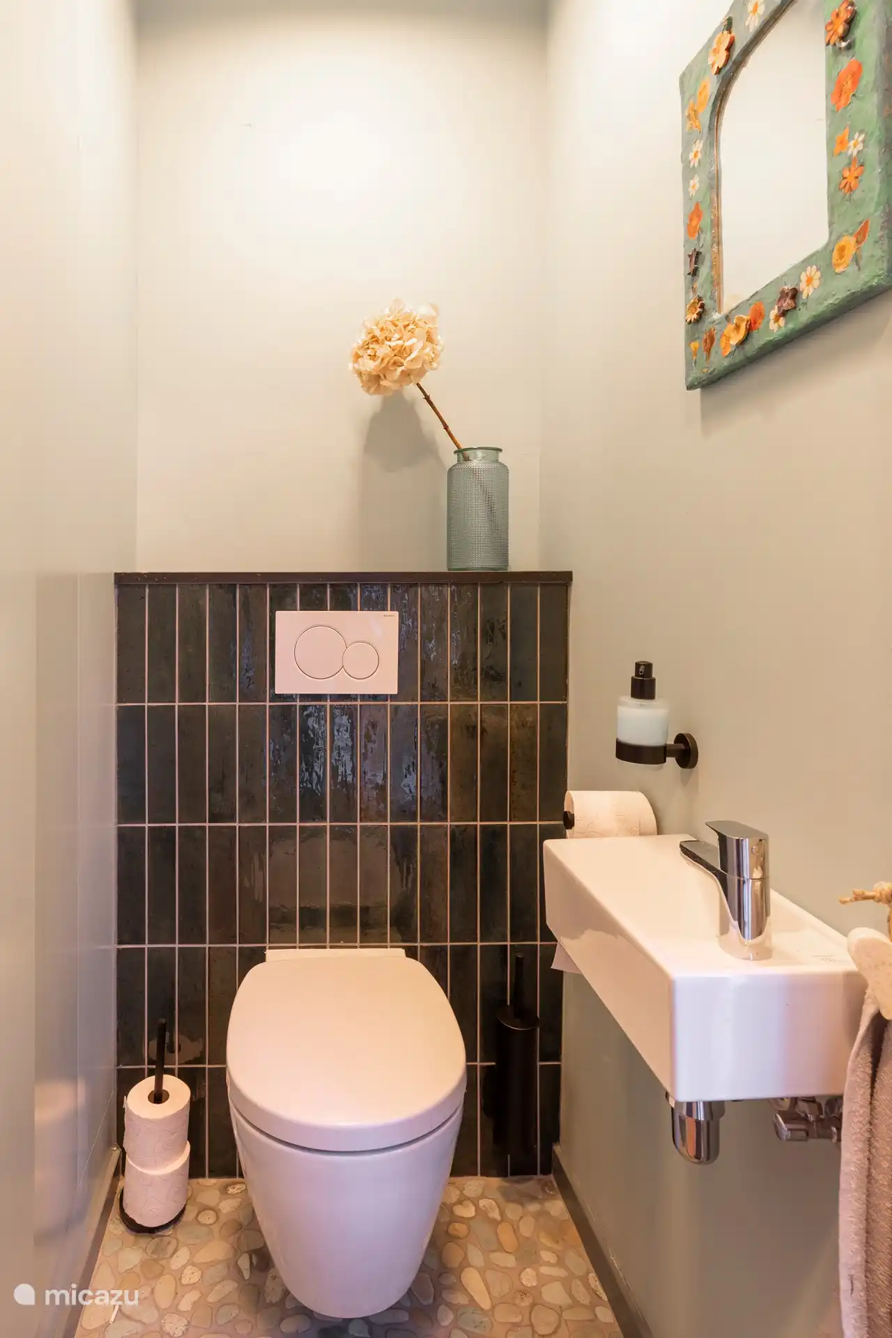 Die Tür zur Toilette im Erdgeschoss befindet sich unmittelbar nach dem Betreten auf der rechten Seite des Flurs.