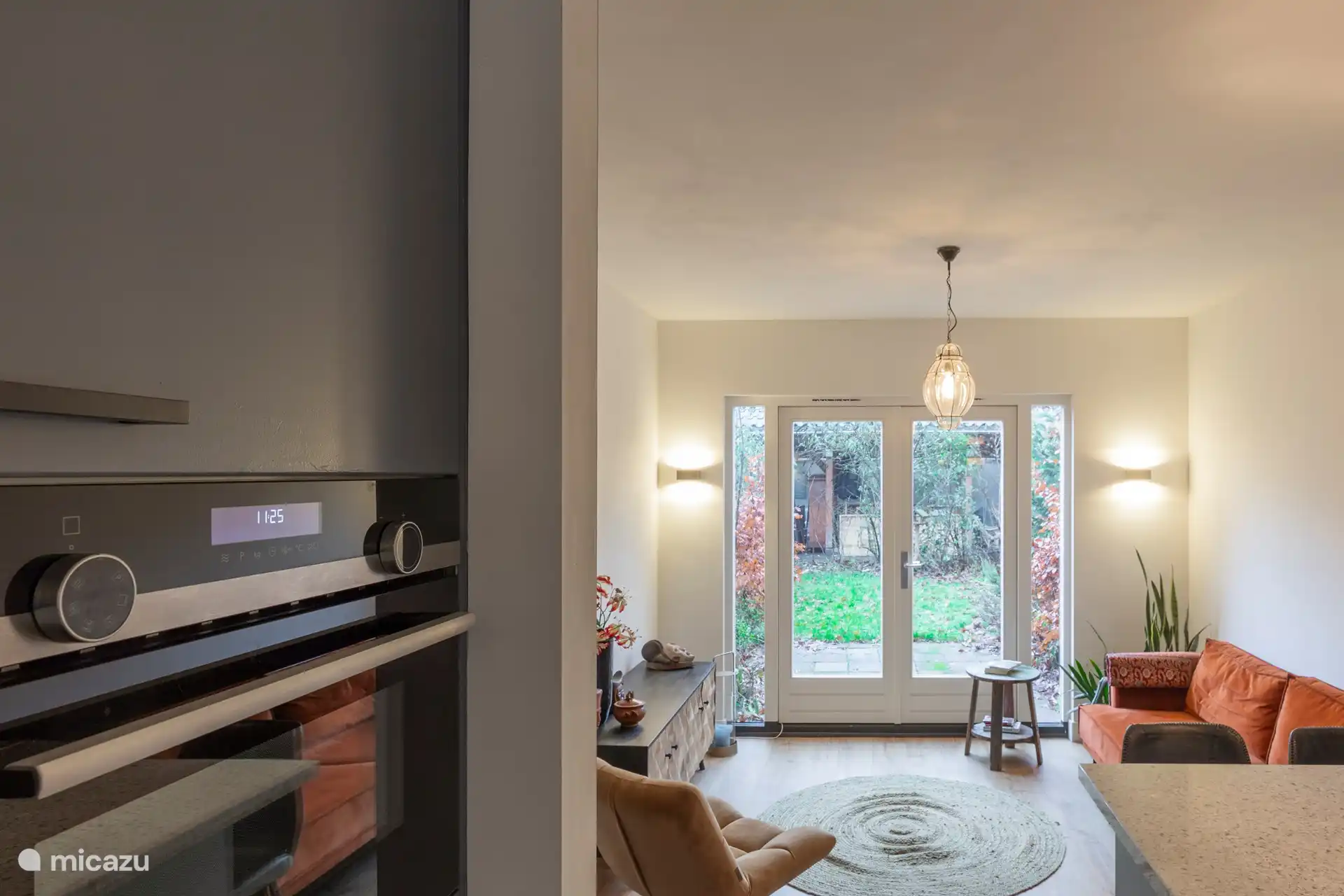 Das Wohnzimmer von der Küche aus gesehen.