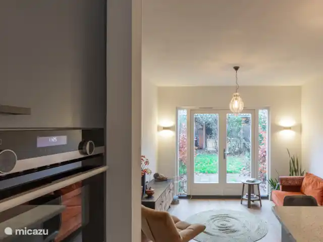 Petitville en Países Bajos, Utrecht, Zeist - casa paredada El salón visto desde la cocina.