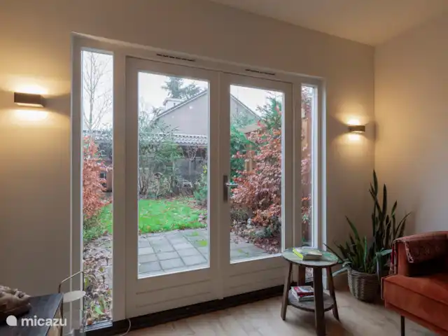 Petitville en Países Bajos, Utrecht, Zeist - casa paredada Las puertas del patio de la sala de estar.