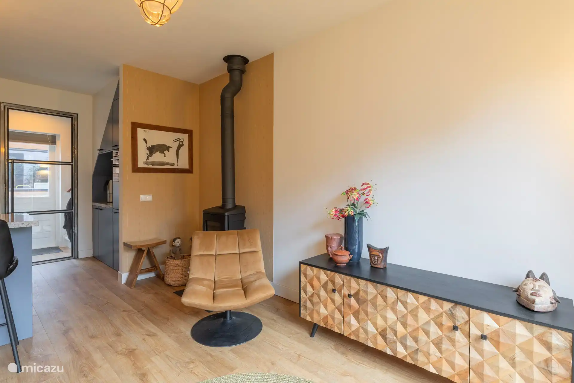 Das Wohnzimmer verfügt über eine Fußbodenheizung und einen zusätzlichen Holzofen.