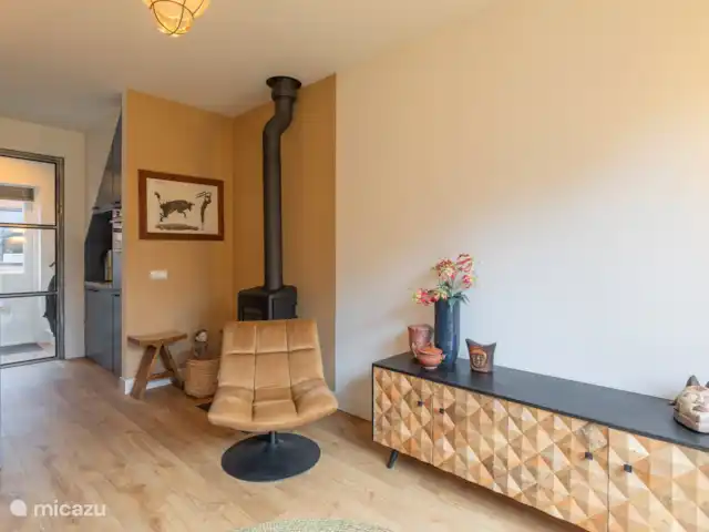 Petitville en Países Bajos, Utrecht, Zeist - casa paredada El salón tiene calefacción por suelo radiante y tiene una estufa de leña extra.