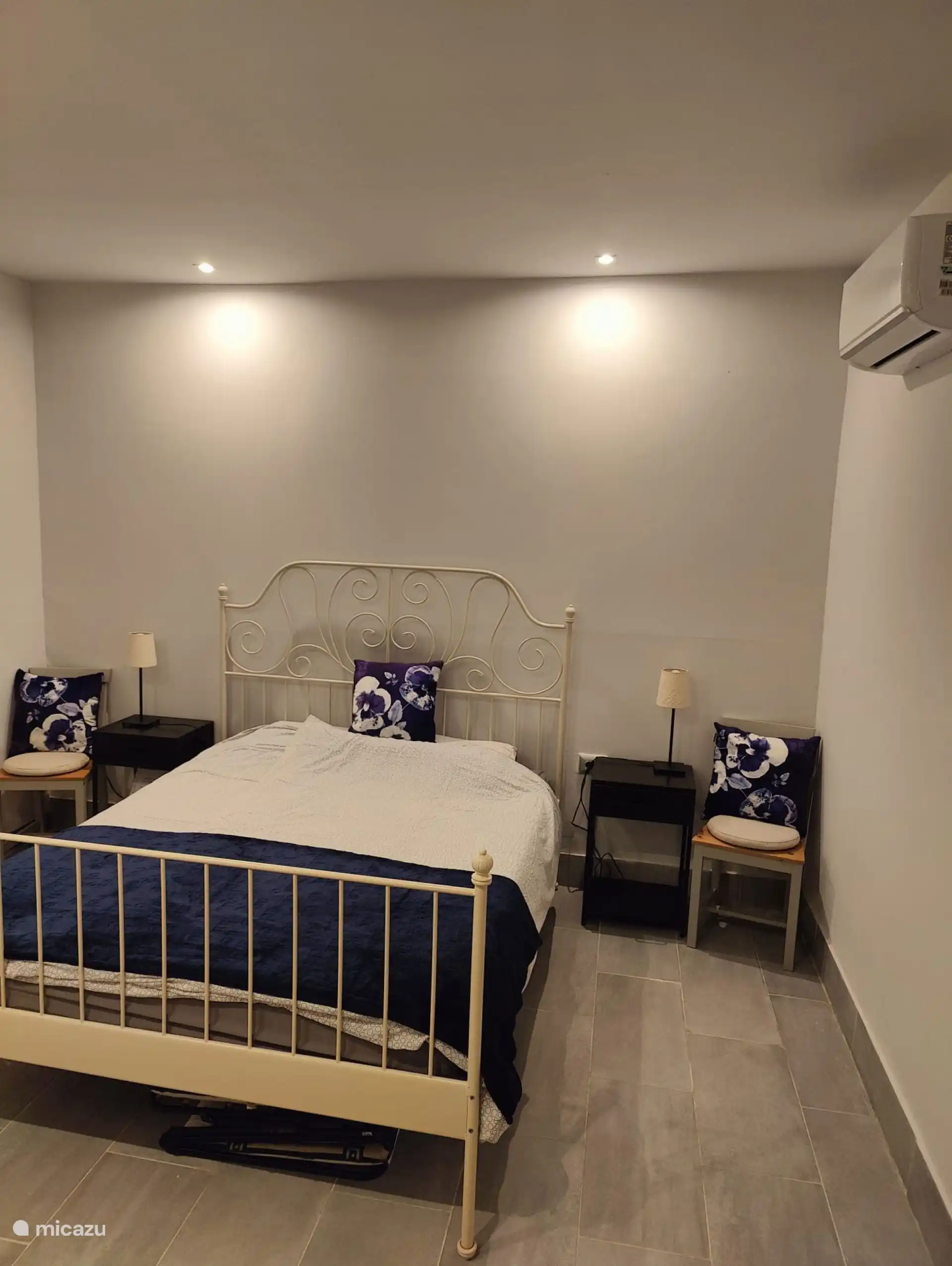 slaapkamer voorzien van airco met kleerkast