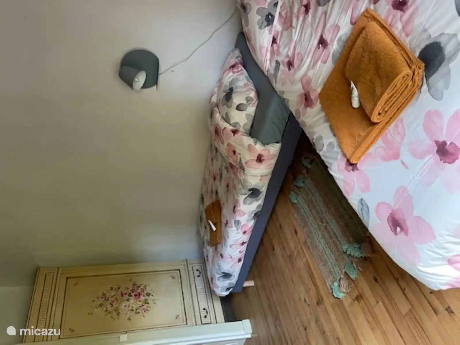 Schlafzimmer mit zwei Einzelbetten