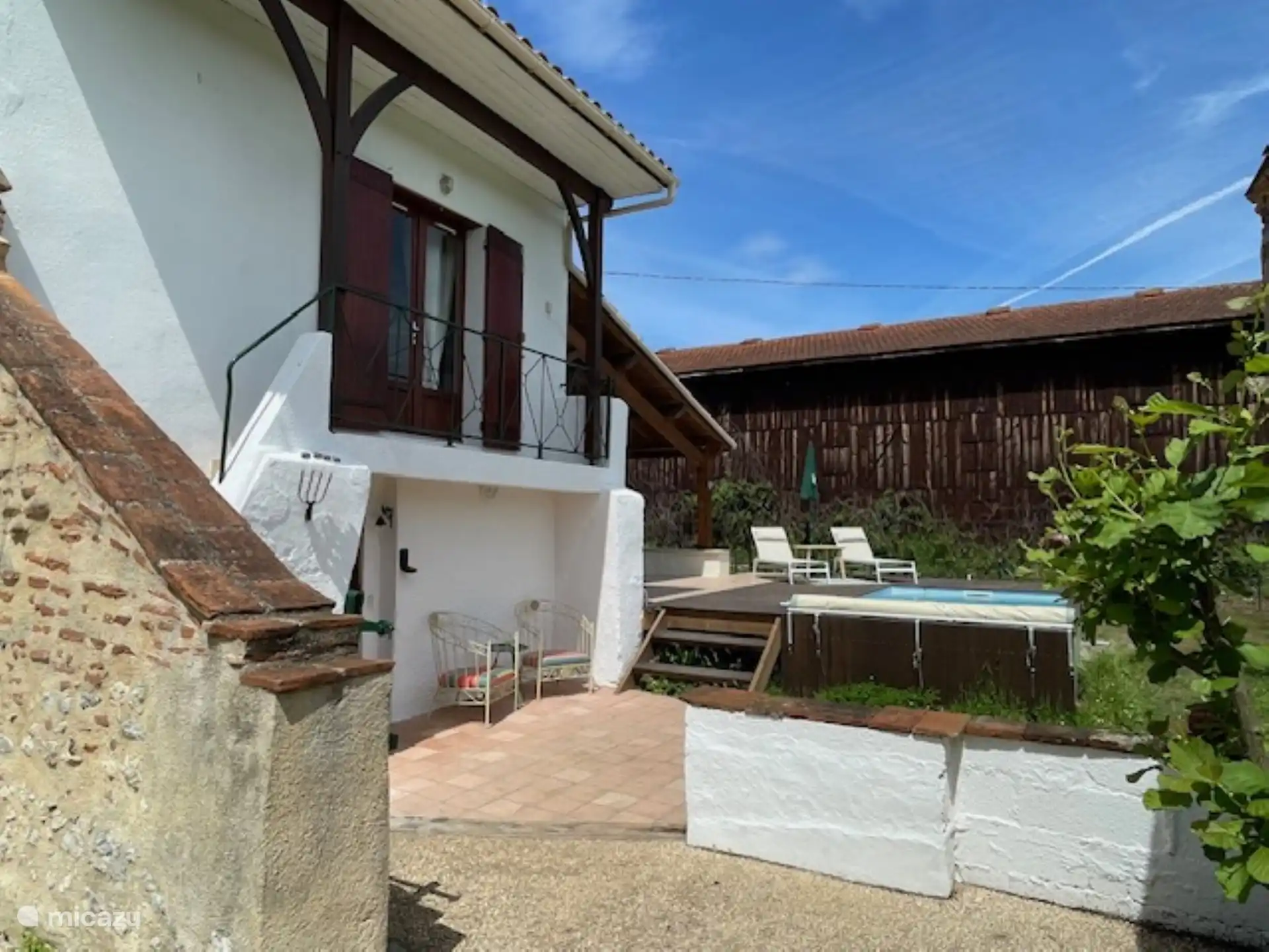 Blick auf den Pool neben der großen Terrasse