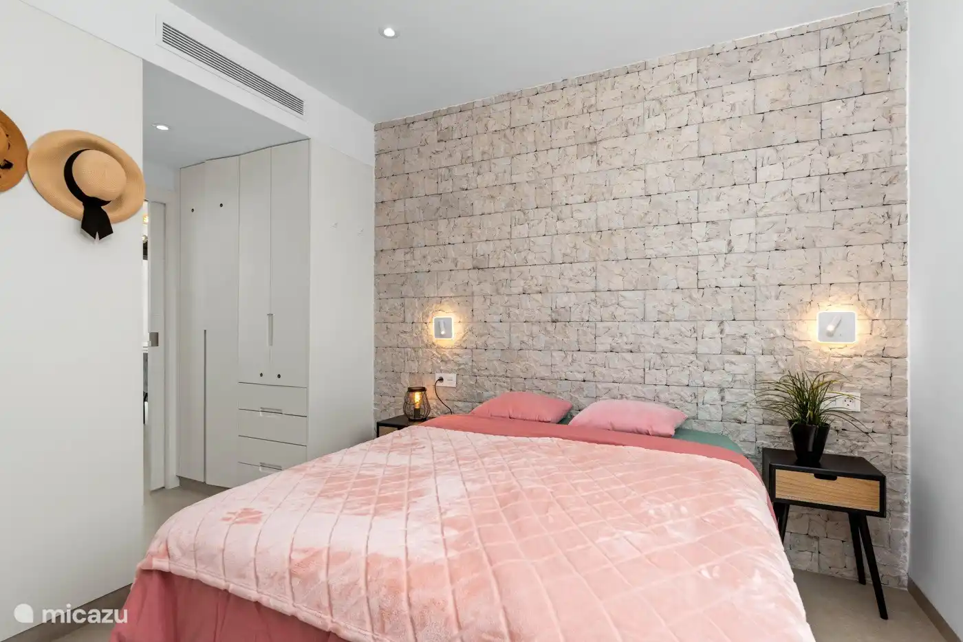 Schlafzimmer 1 mit eigenem Bad und Smart-TV