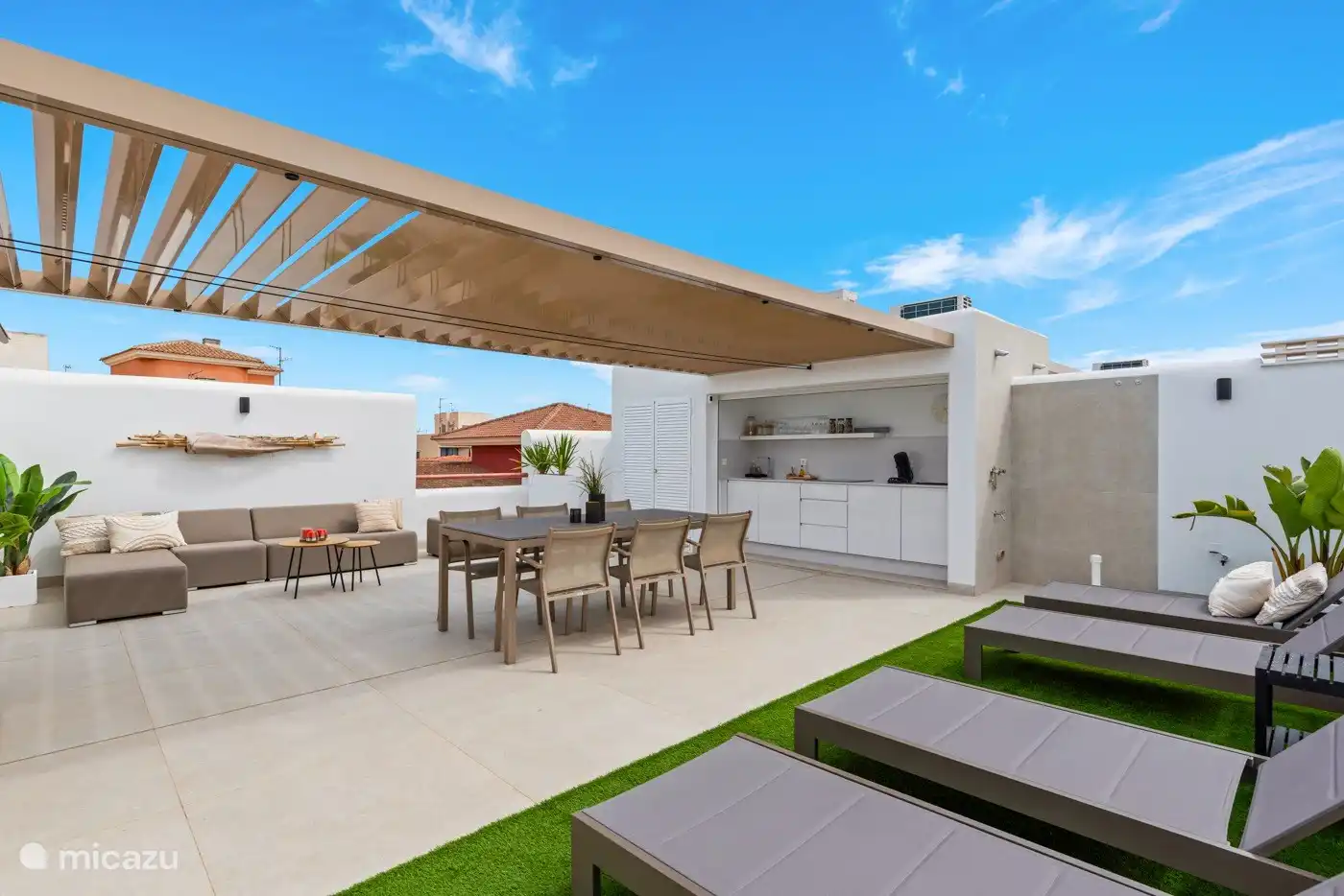 Sehr großzügige Dachterrasse mit Außenküche, Dusche und WC und vier Sonnenliegen