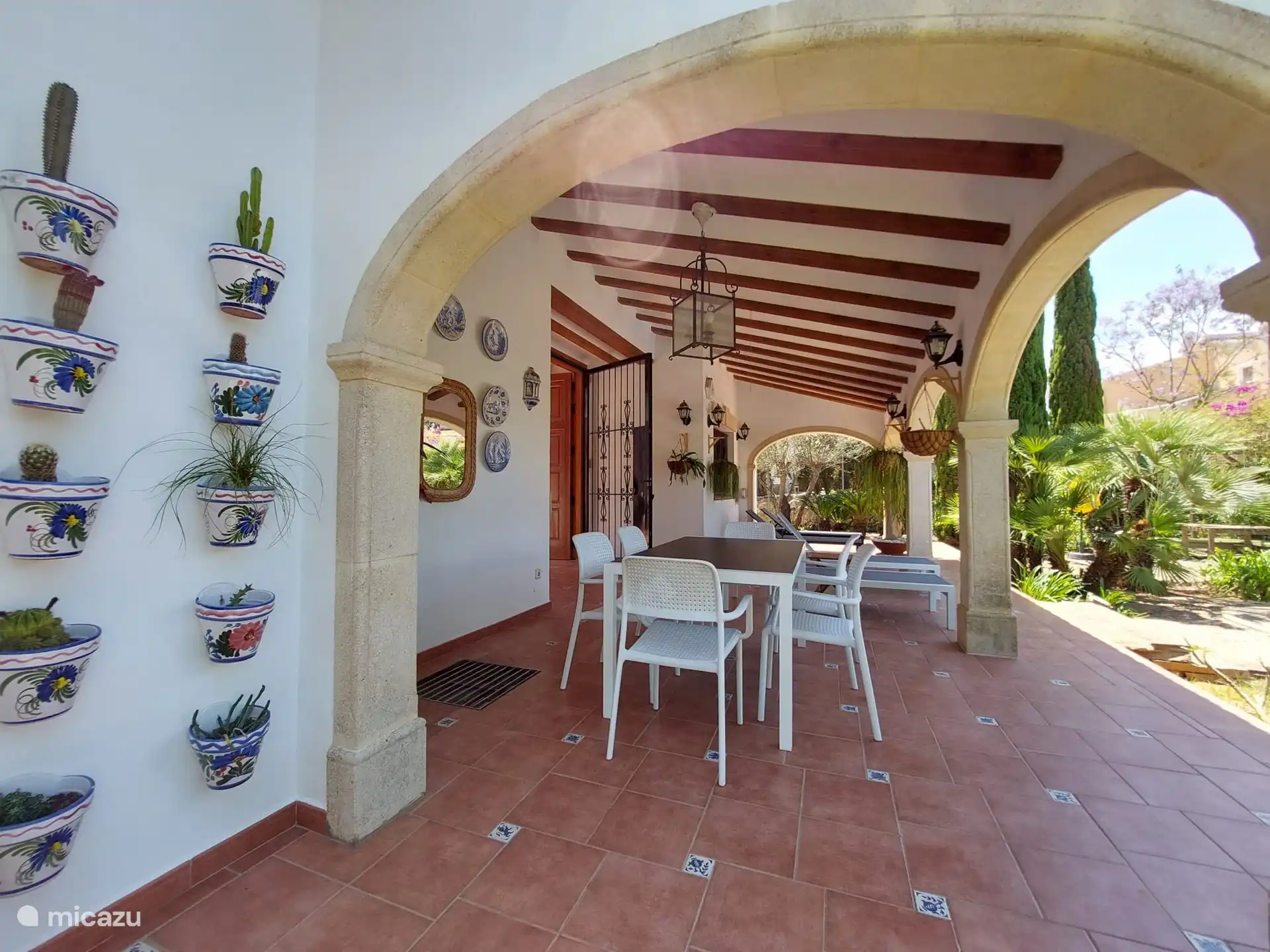 La naya est l’endroit où l’on est le mieux en été, il est également idéal pour tous les repas, dès le petit-déjeuner.