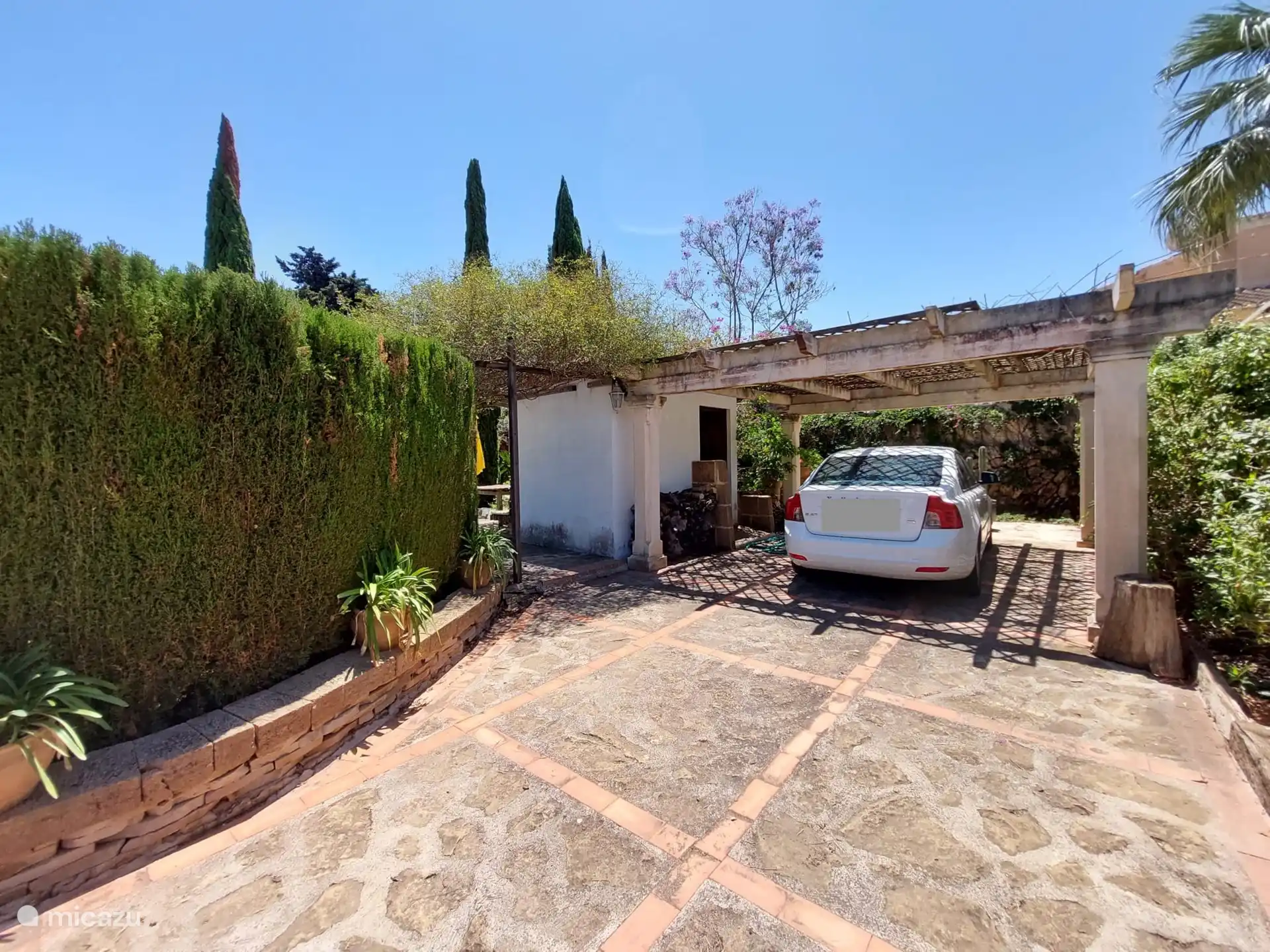 Il y a un parking ombragé pour une voiture et pour trois autres au soleil en ligne