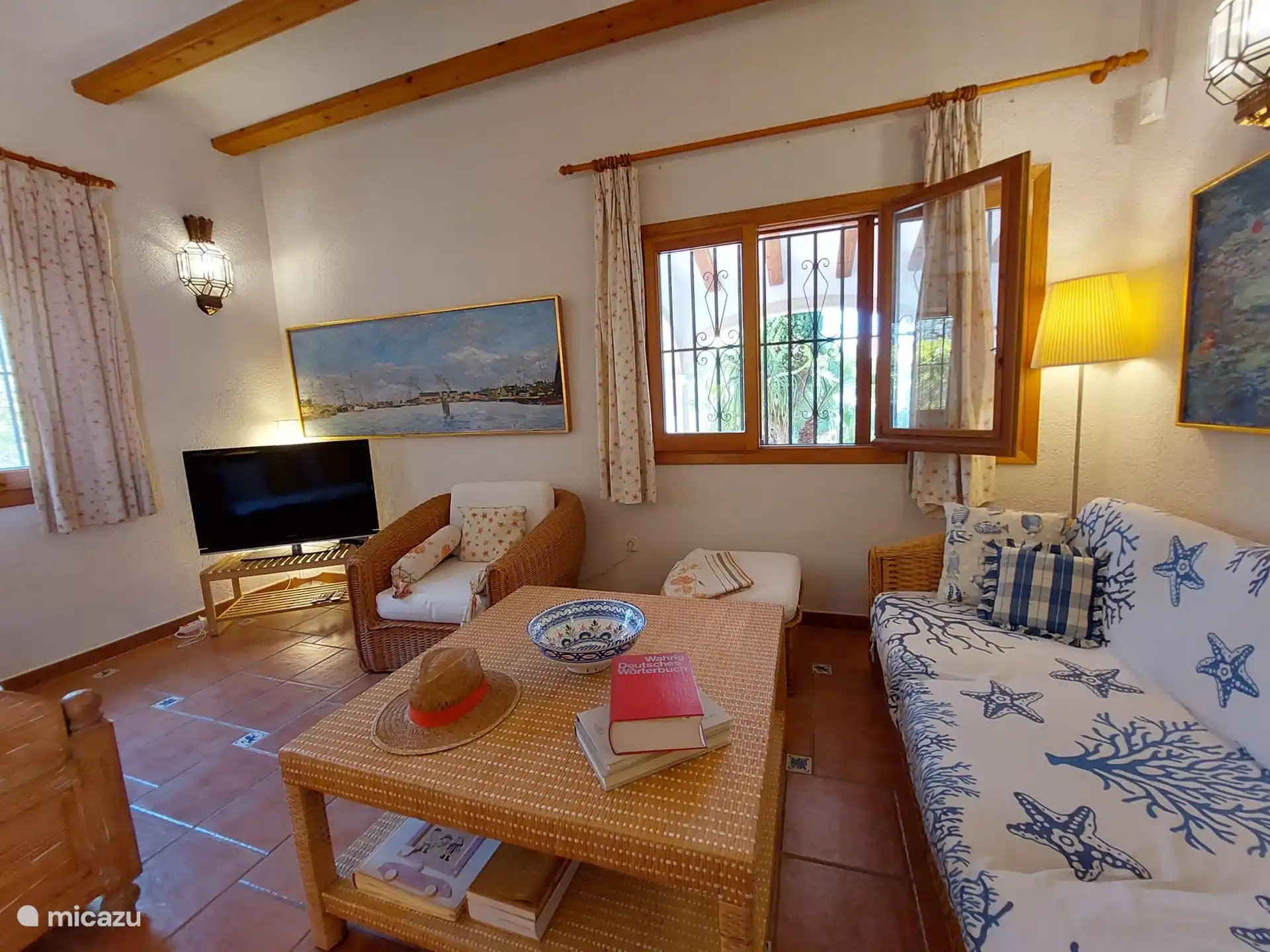 Le salon est spacieux et est attenant à la cuisine et avec accès au patio