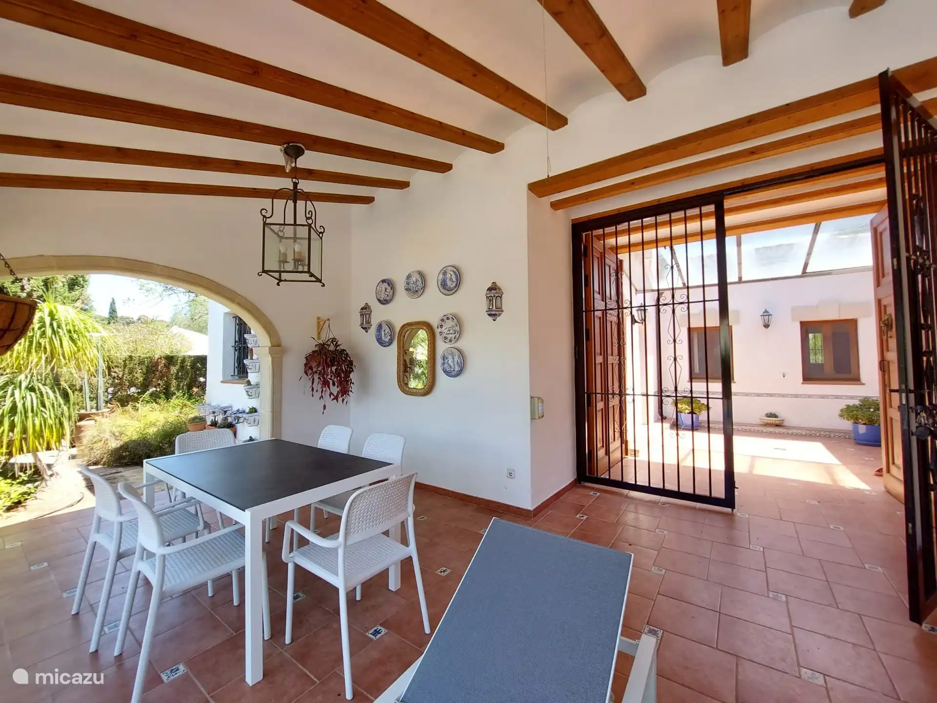 La terrasse couverte ou naya et la cour intérieure sont reliées sans marches