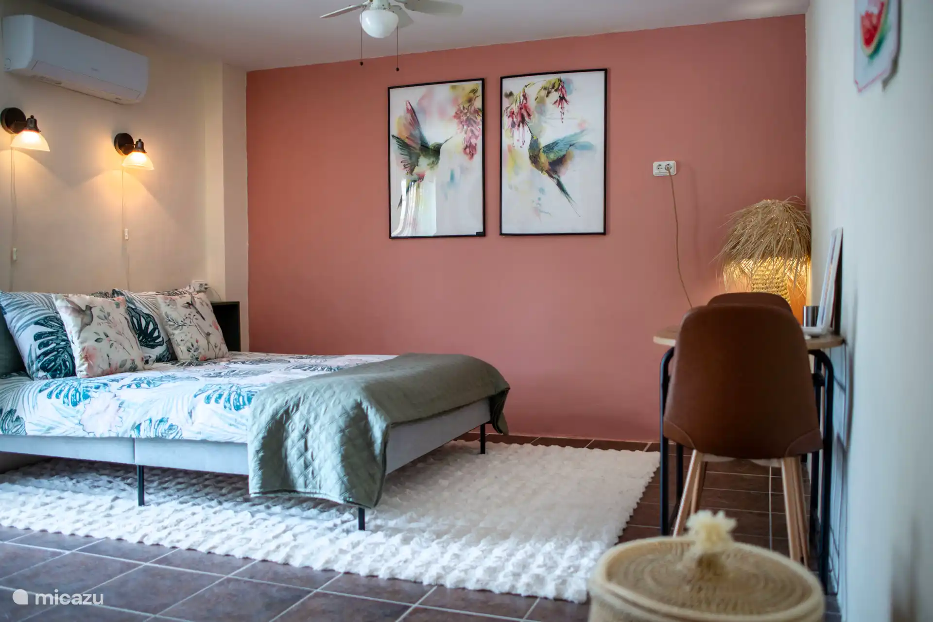 Cama con mesa de comedor 