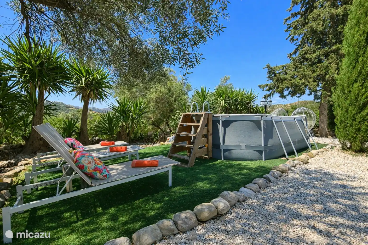 Piscina incluyendo toallas