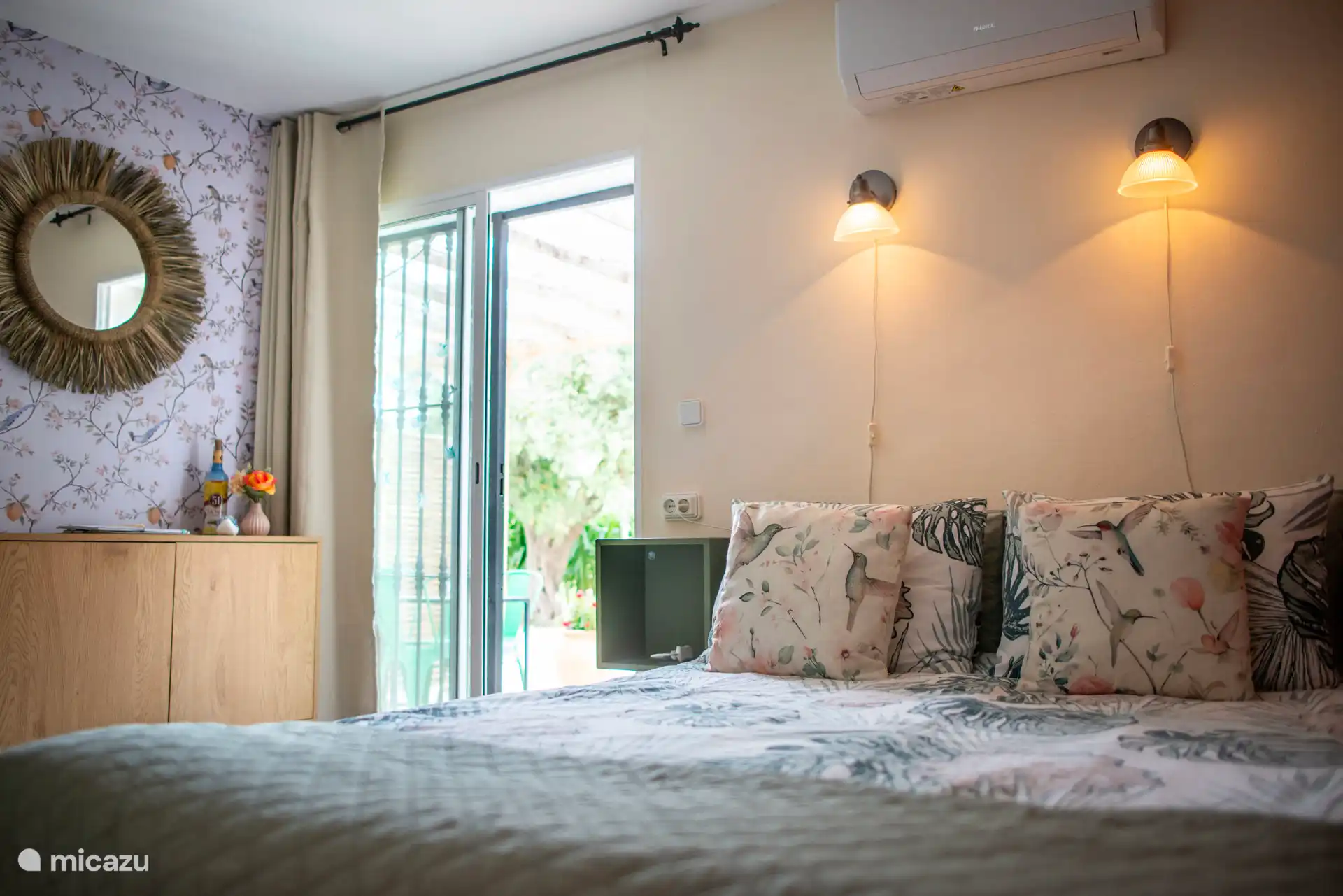 Cama con puertas correderas y armario de almacenamiento