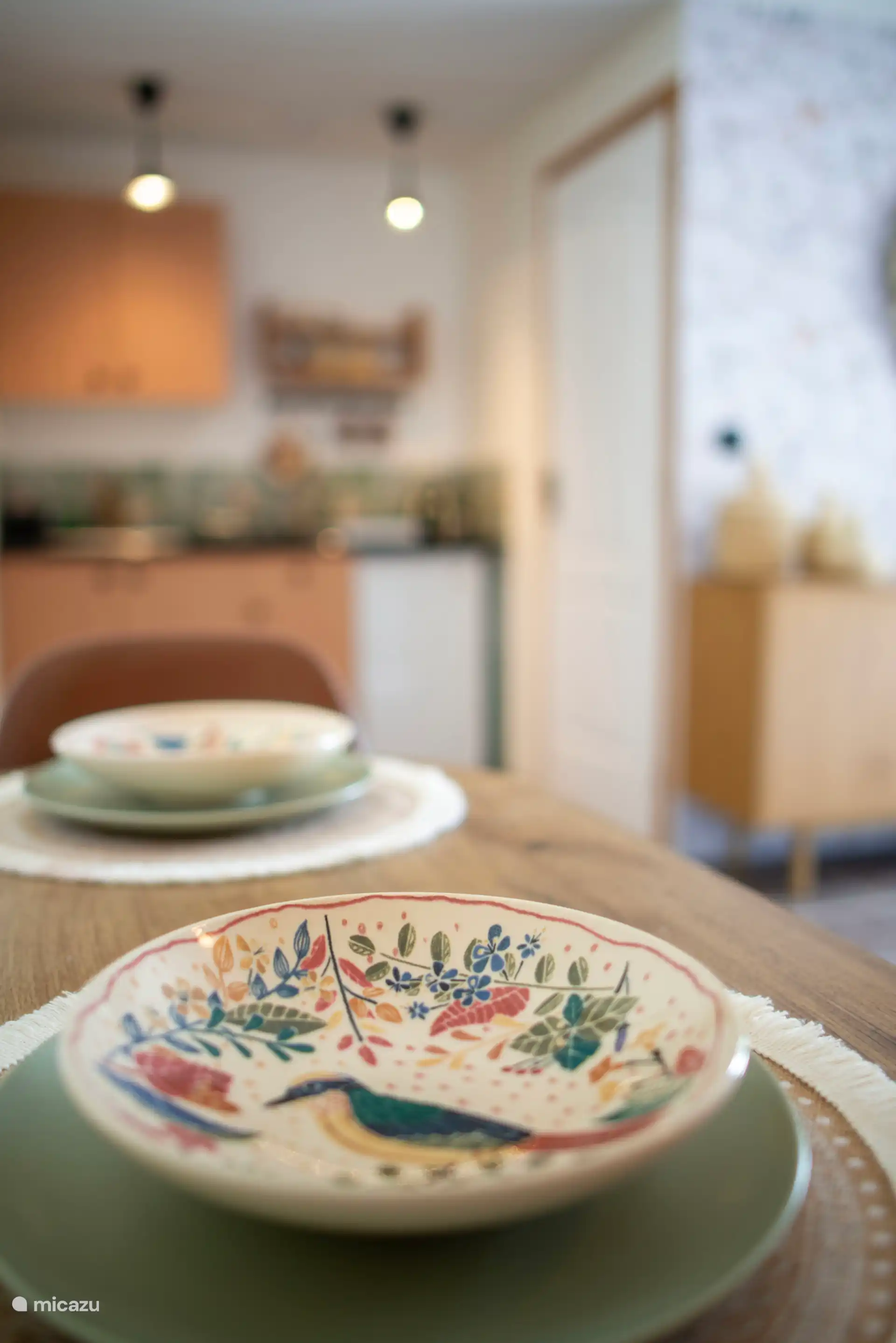 Comedor con cocina pequeña y armario de almacenamiento al fondo