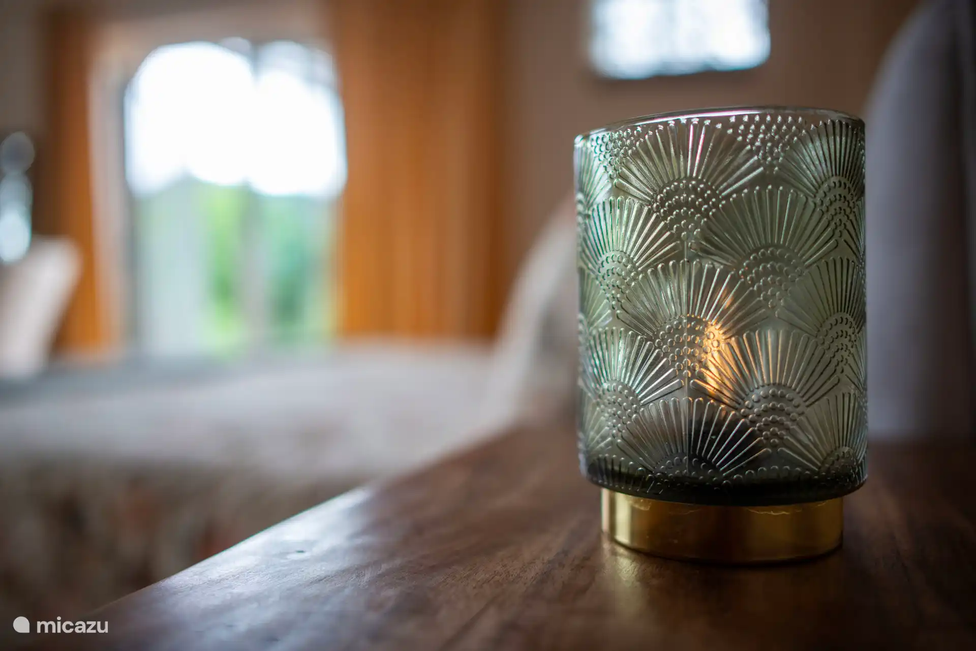 Lamp op nachtkastje naast het bed