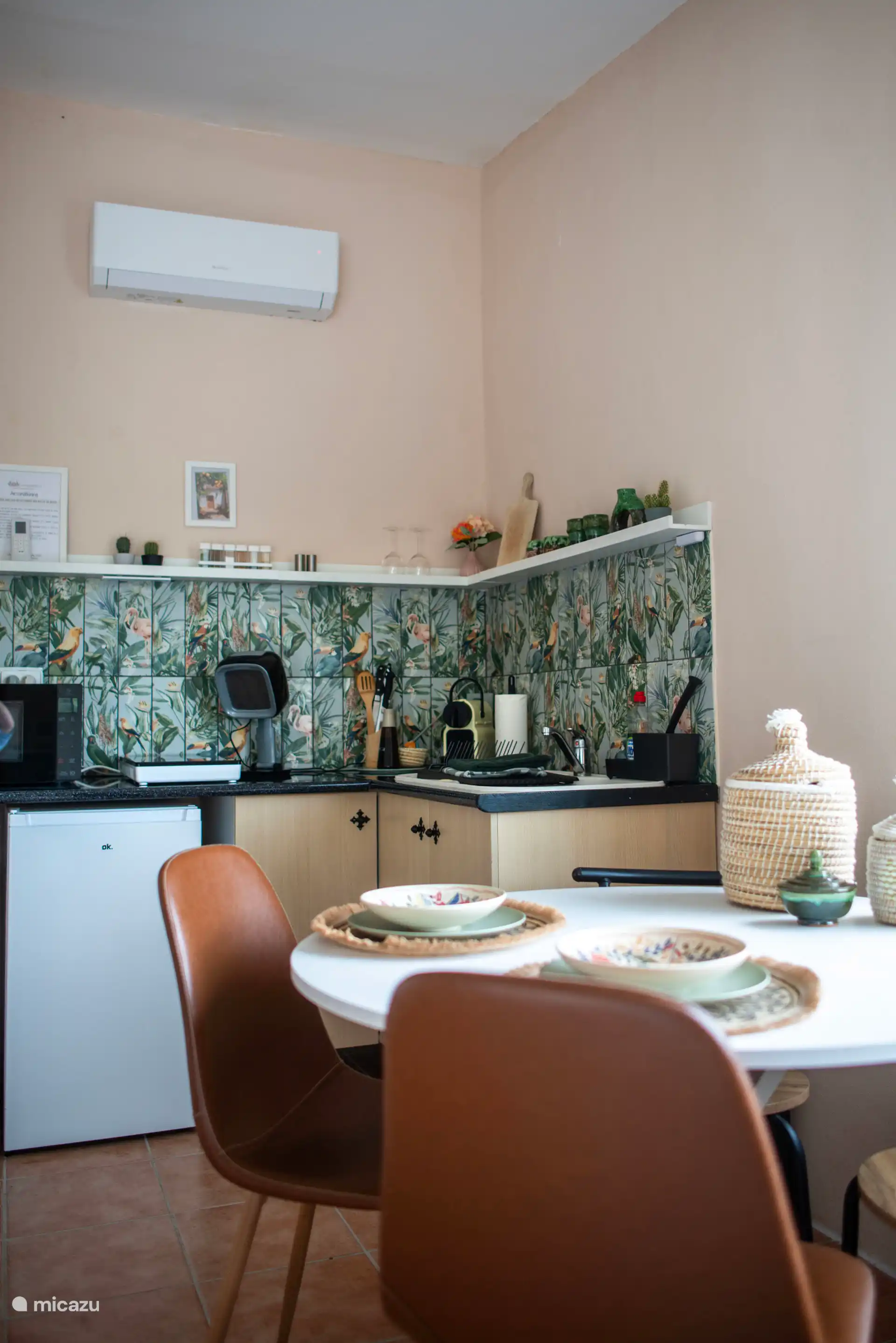 Keuken met combi magnetron, nespresso koffie apparaat, airco, koelkast met vriesvak