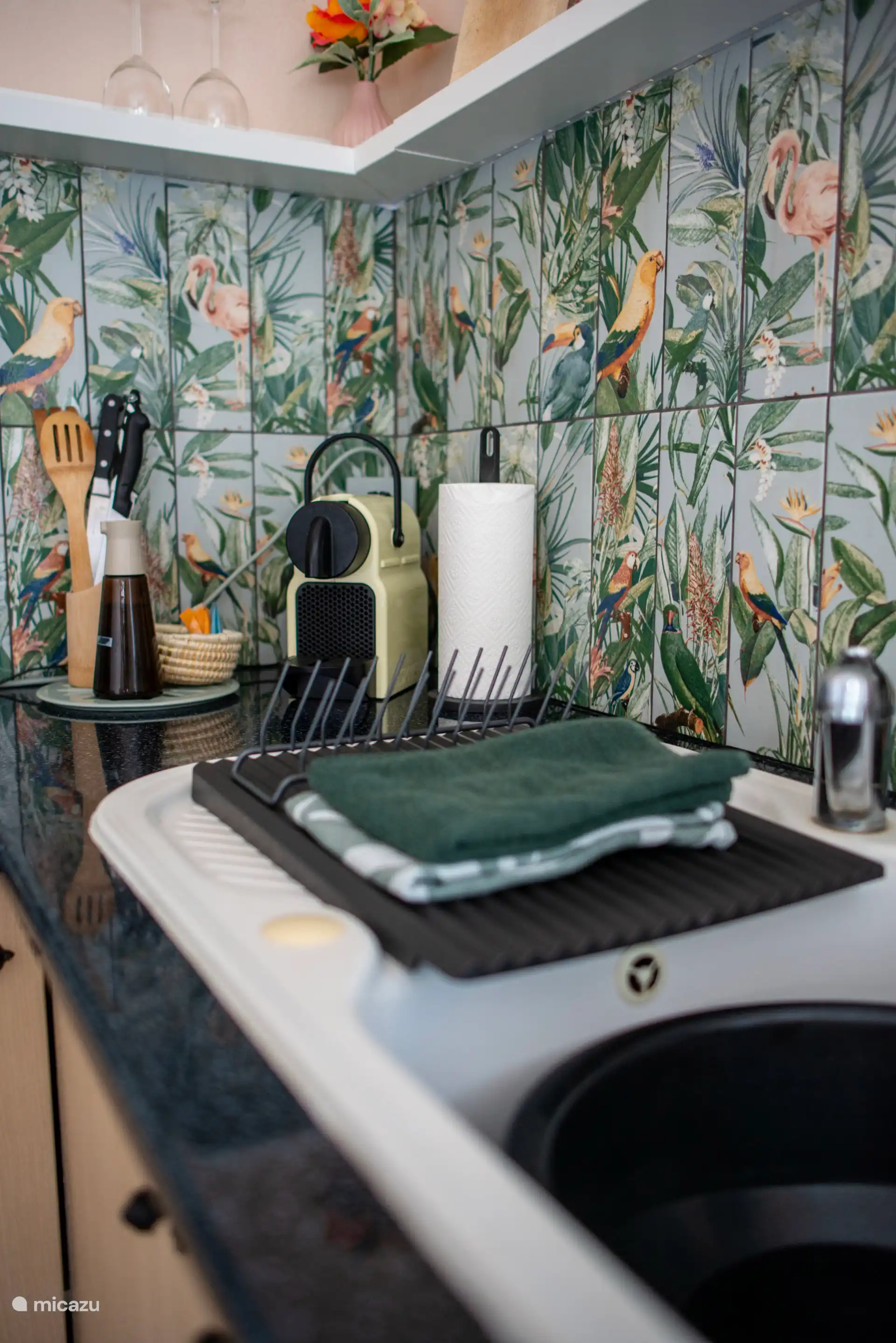 Keukenblok met koffieapparaat en onze eigen geperste olijfolie uit onze boomgaard